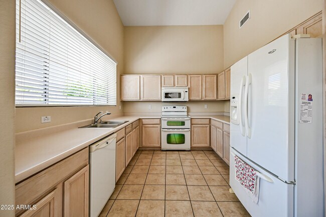 Building Photo - 9021 W Escuda Dr