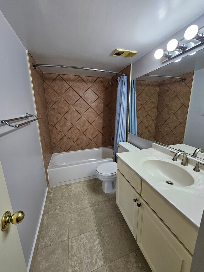 Building Photo - 11305 Commonwealth Dr