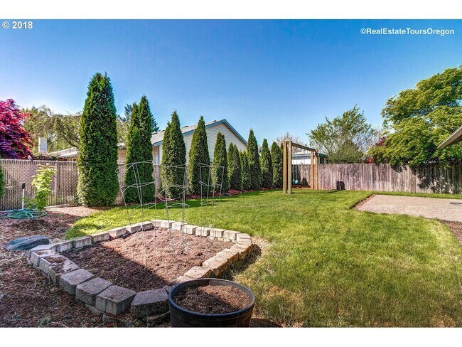 Building Photo - 7548 SE Hacienda St