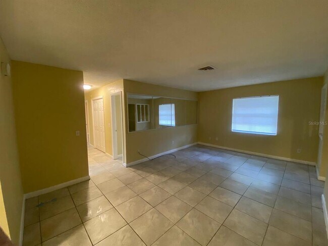 Building Photo - 3509 Lori Ln N