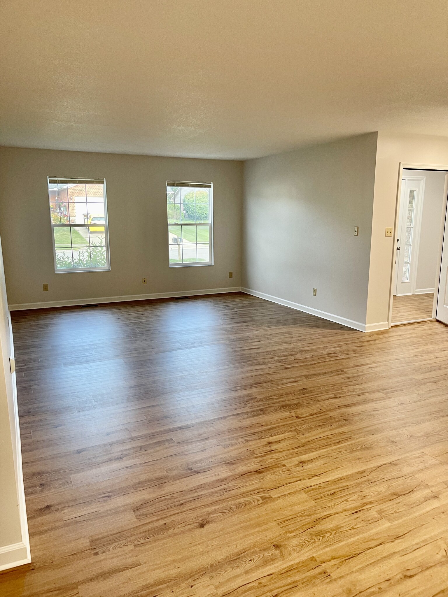 Living Room - 799 Tamarack Ct