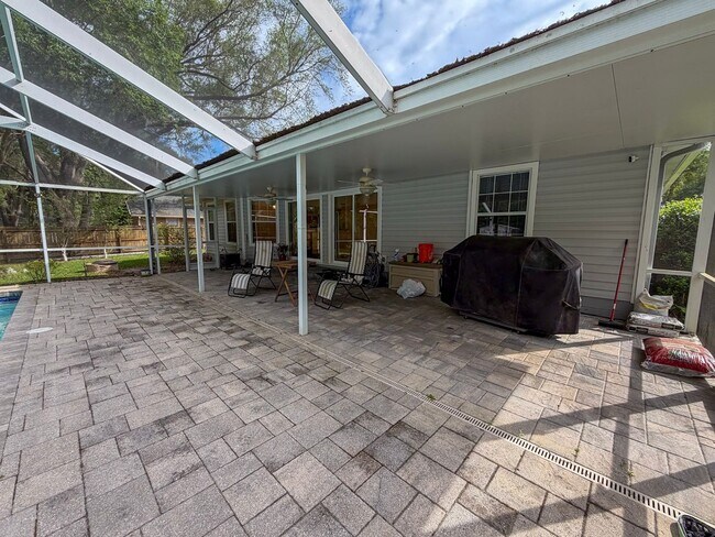Building Photo - 4BR/2BA POOL home in NW Gainesville!