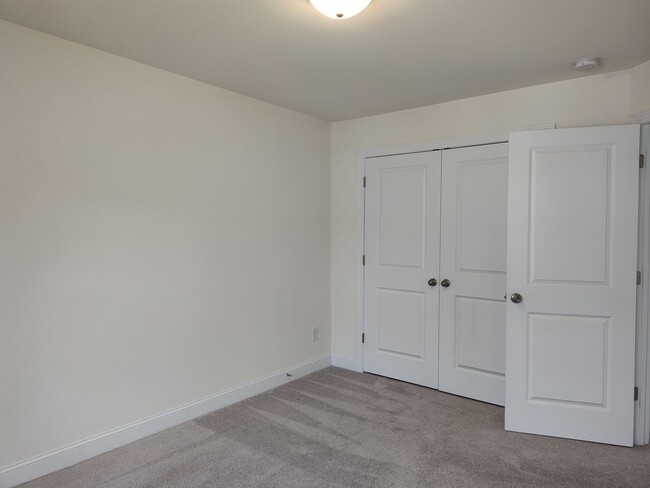 Building Photo - Charming End Unit Townhome located in the ...