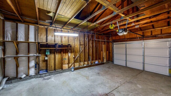 Building Photo - Bright 4 Bedroom 2 Full Bathroom Home with 2 Car Garage!