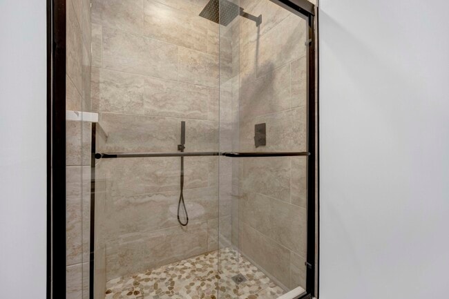 Building Photo - 2329 N Geneva Terrace