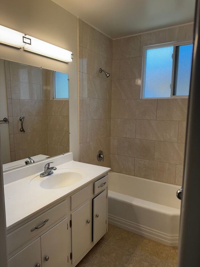 Building Photo - Remodelled 2 Bed 1 Bath Home with Garage a...