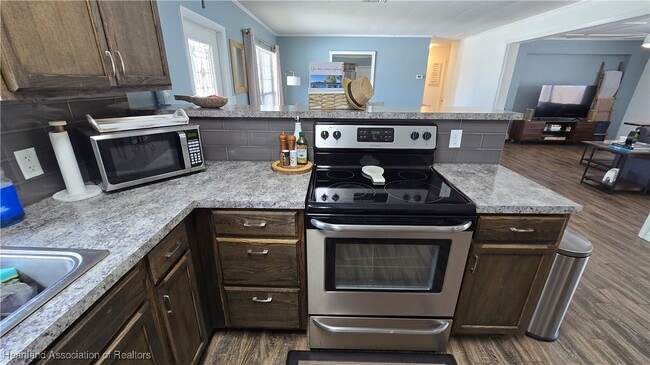 Building Photo - 639 Killarney Dr