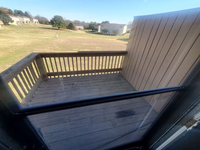 Building Photo - Beautifully Updated 2-Bedroom Townhome with Washer/Dryer Hookups!