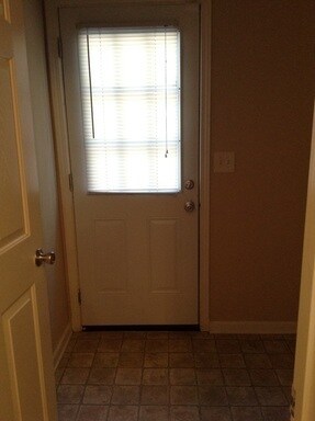 Building Photo - Available Now! 3 bed, 3 bath!