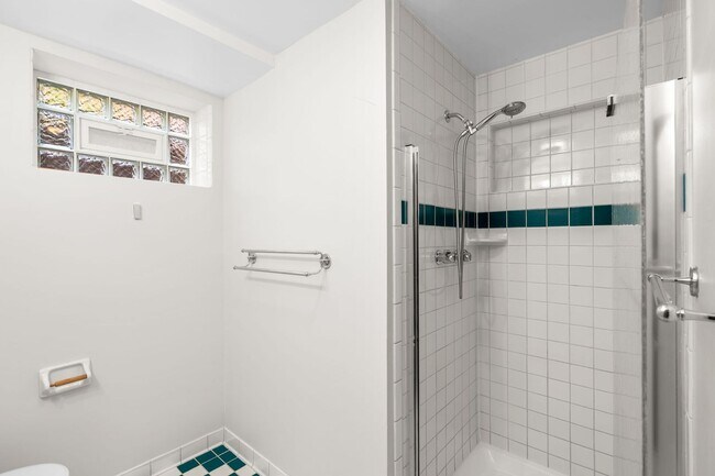 Building Photo - 3 Bed 2 Bath - Takoma Park Split Level - 1...
