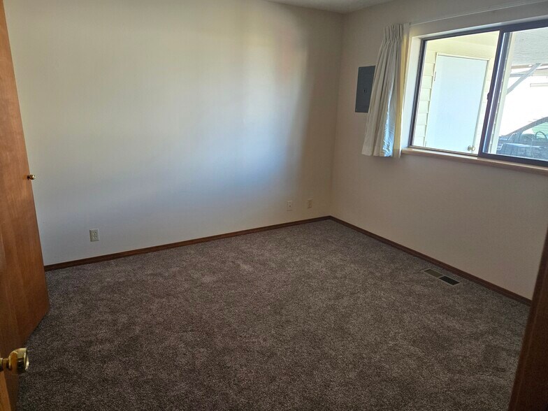 Building Photo - 935 Center Ave