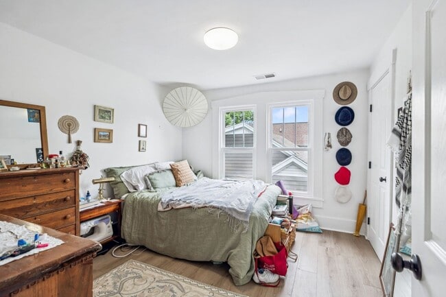 Building Photo - Charming Renovated 2BR/1BA Duplex in 1940s...