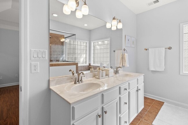 Building Photo - Furnished Townhome – All Inclusive | Gated...