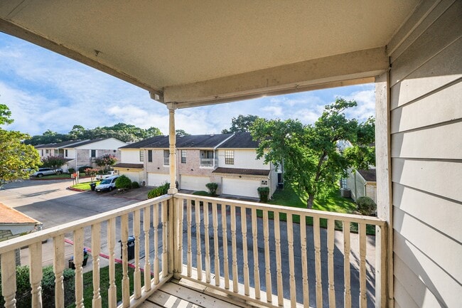 Building Photo - 800 Country Pl Dr