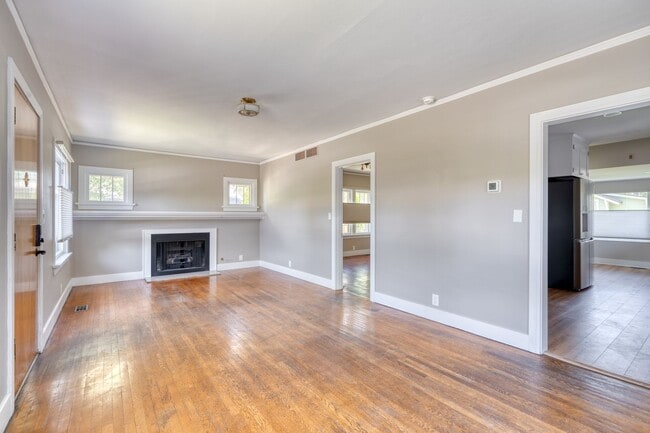 Building Photo - Charming remodeled craftsman blocks away f...