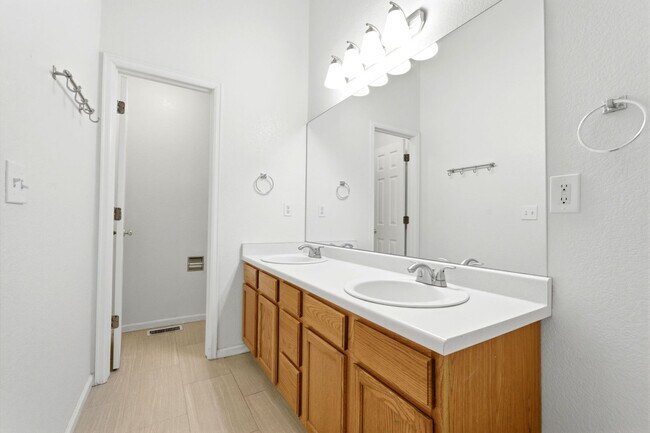 Building Photo - 3-bed + office, 2-bath home, minutes to Denver and close to outdoor recreation areas