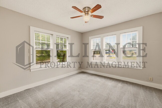 Building Photo - 703 S Grove Dr