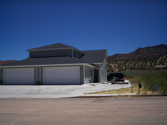 Primary Photo - 7 bedroom, 3 bathroom twin home