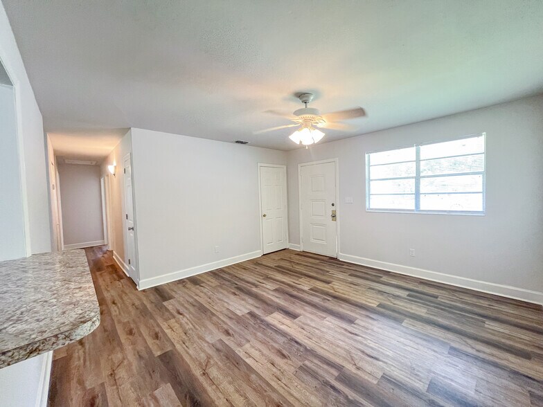 Building Photo - 2119 Melanie Dr