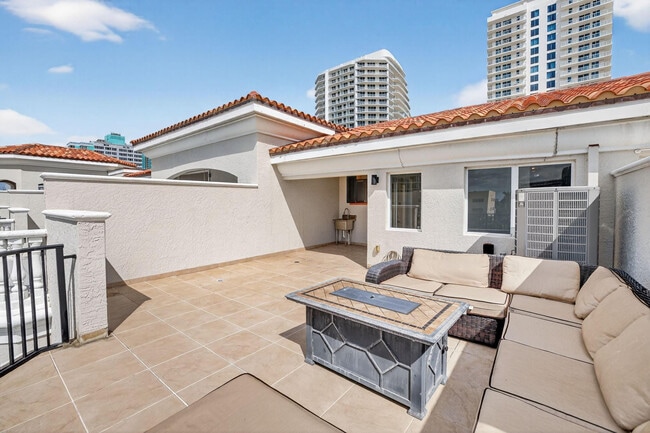 Building Photo - 508 N Birch Rd