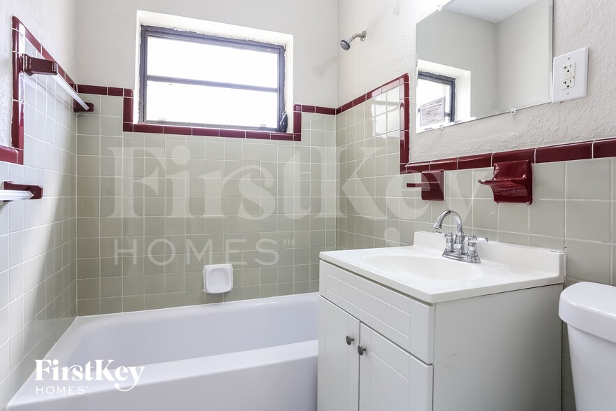 Building Photo - 1078 NE 157th St