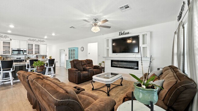Building Photo - 305 N Kowald Ln