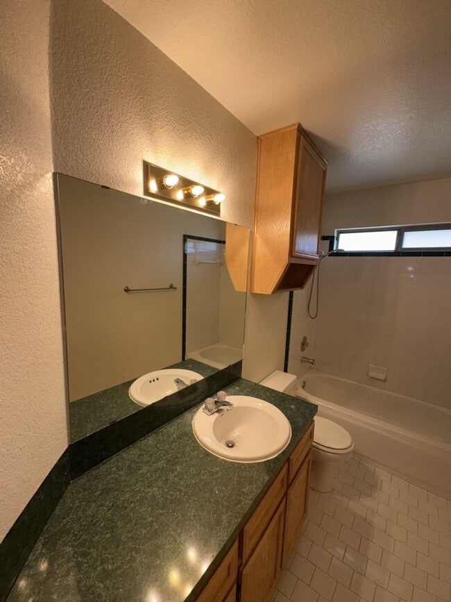 Building Photo - 3 BED / 2 Bath  AVAILABLE NOW