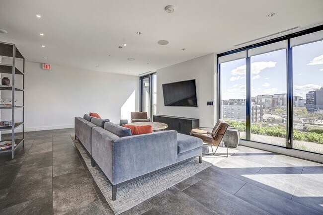 Building Photo - Stunning Penthouse w/ Private Terrace & Pa...