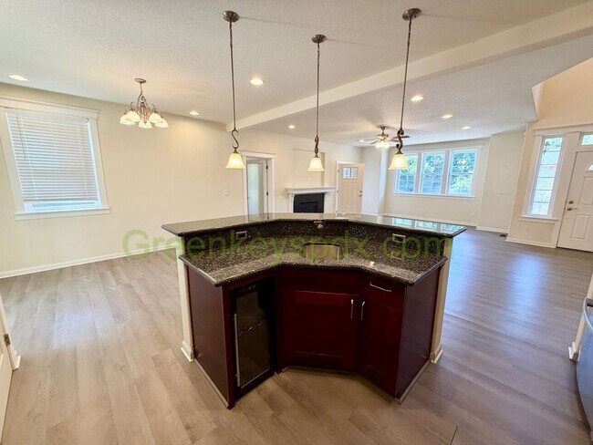 Building Photo - Gorgeous House in Upscale Neighborhood in Tigard, 5 Bedrooms plus Den/Office, 3.5 Bathrooms, Larg...