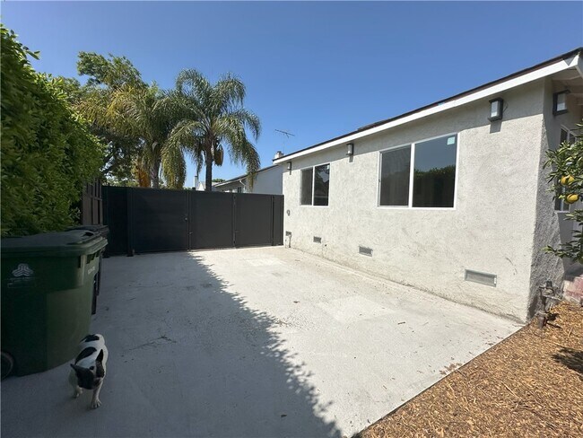Building Photo - 15733 Victory Blvd