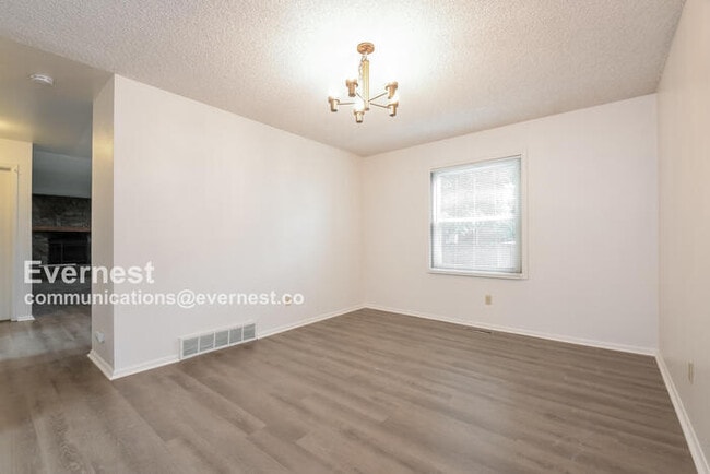 Building Photo - 144 Willow Pl S