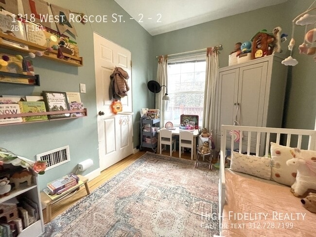 Building Photo - 1318 W Roscoe St