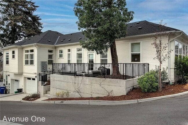 Building Photo - 3 br, 2.5 bath House - 957 W McGraw St #2