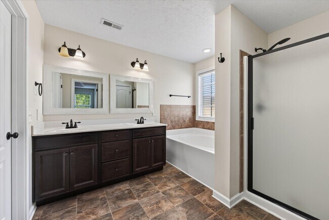Building Photo - 566 Falkland Cir