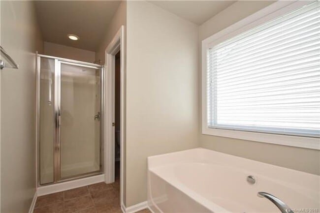 Building Photo - 4 BR/2.5BA  Community Pool | Fenced backyard!