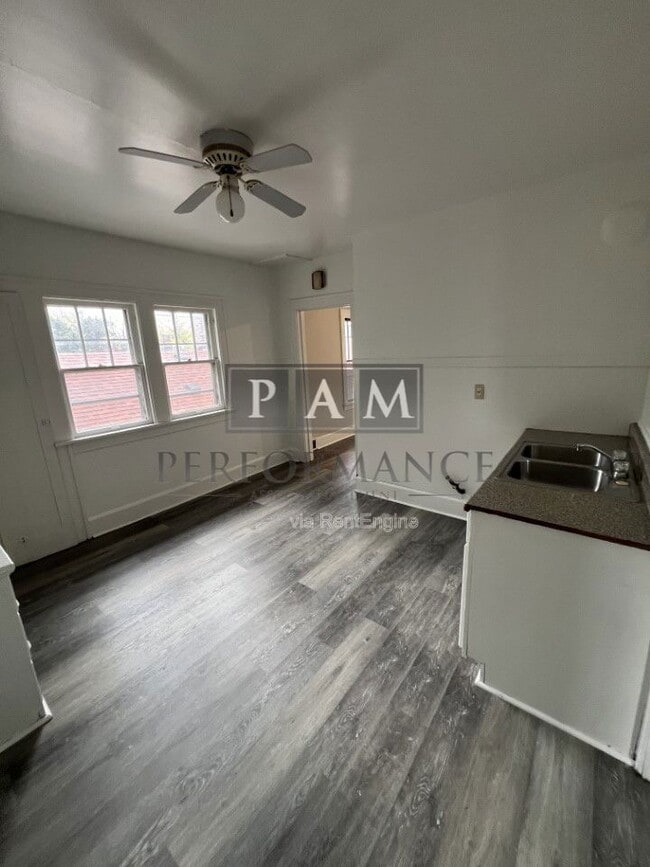 Building Photo - 1213 Superior St