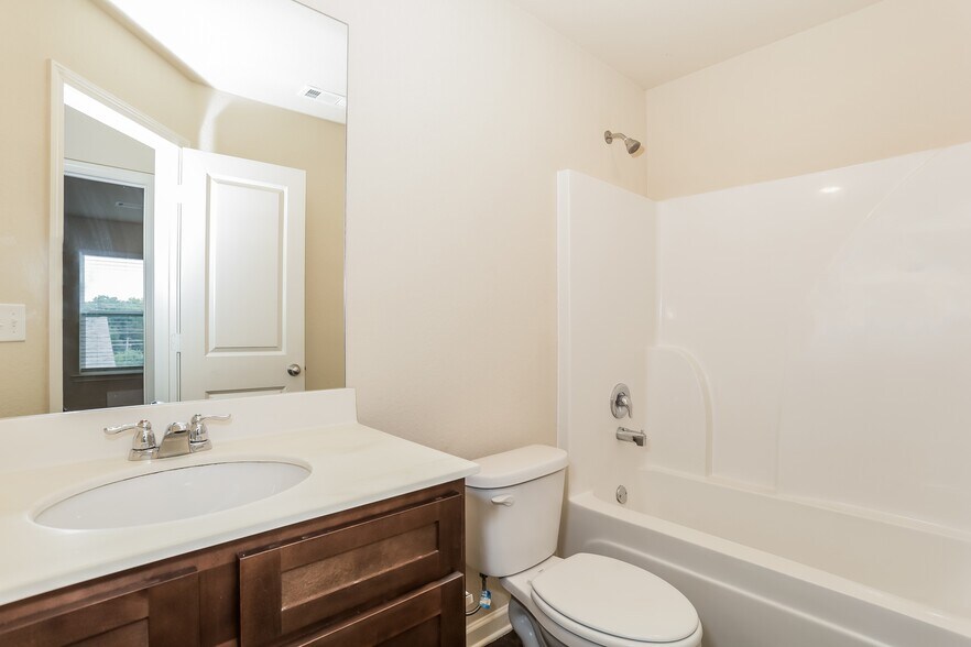 Building Photo - 402 Highwood Ln