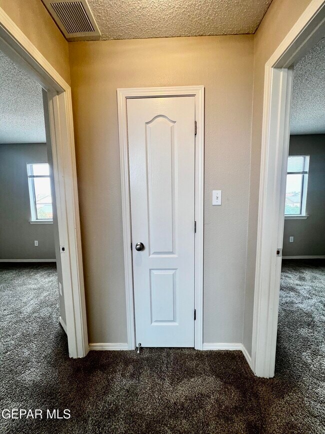 Building Photo - 14160 Lasso Rock Dr