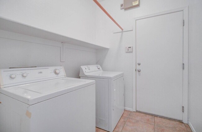 Building Photo - 4836 S Summit Ct