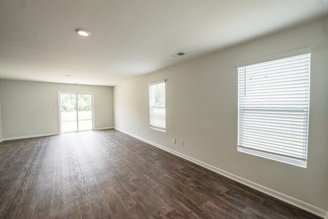 Building Photo - AVAILABLE NOW!