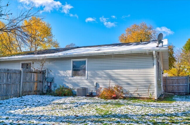 Building Photo - 1309-1311 Prairie Rd