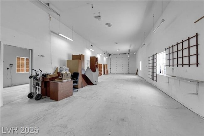 Building Photo - 1.2 Acres with Indoor & Outdoor RV Parking!!!!