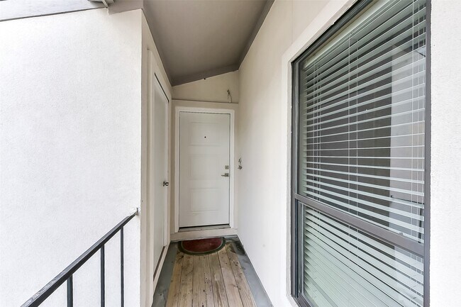 Building Photo - 2425 Augusta Dr