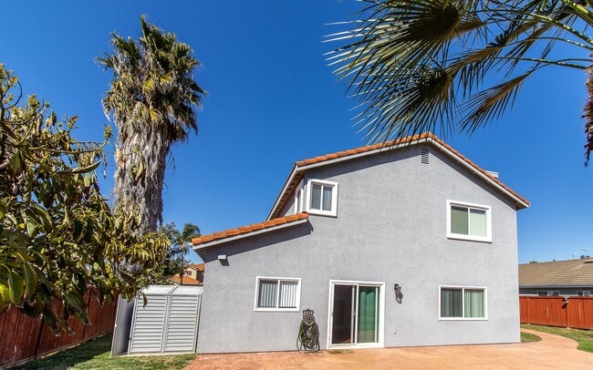 Building Photo - Spacious 6 Bedroom Home With Huge Backyard!