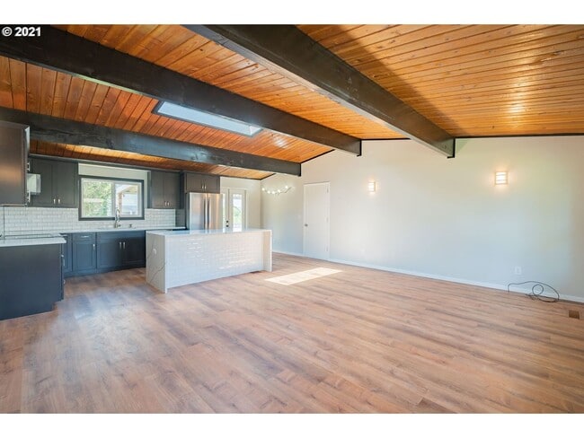 Building Photo - Gorgeous 3 Bedroom Remodel in Highly Desir...