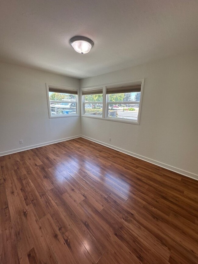 Building Photo - 209 E Laurel Dr