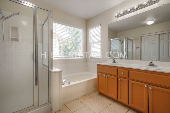 Building Photo - Charming 4-Bed, 2.5-Bath Home in Tracy’s E...