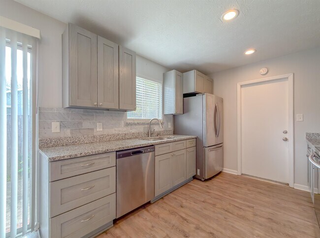 Building Photo - 3235 Springdale Dr