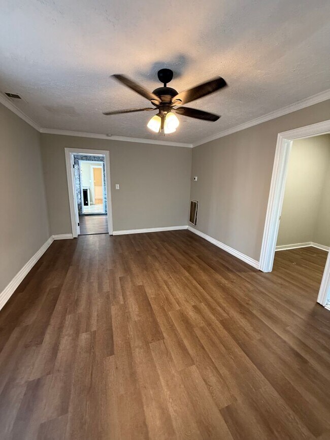 Building Photo - 287 E Eastland St