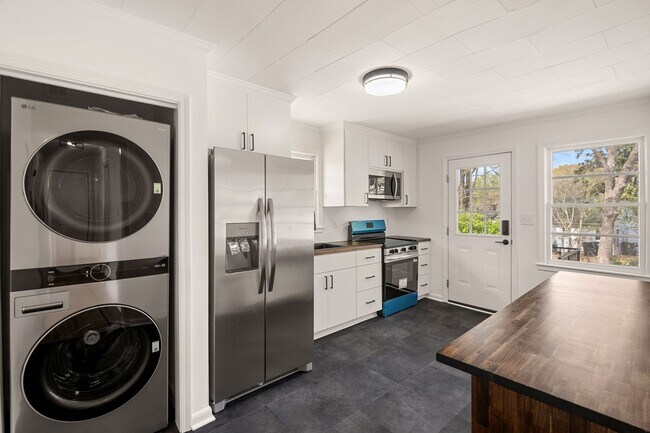 Building Photo - Newly Renovated Ranch-style Home